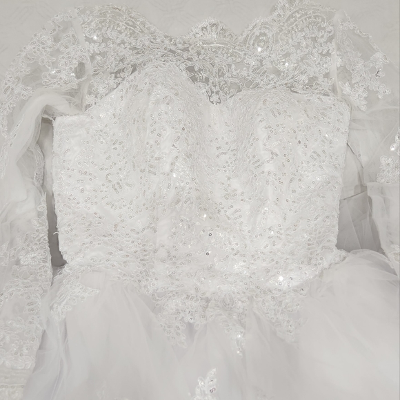 Beautiful Wedding Dress - Picture 3 of 5